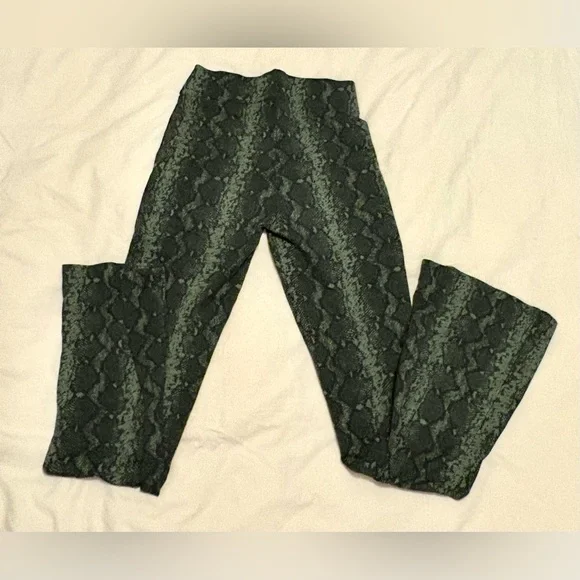 Ultra High Rise Hollister Green Snake Print Bell Bottom Flare Leggings Size S - Picture 3 of 4